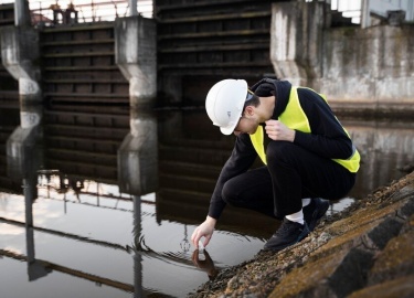 Устройство колодца возле дома решает проблему с его бесперебойным водоснабжением. Но для того, чтобы этот источник работал нормально, необходимо гр...